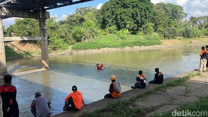 Petugas melakukan pencarian mahasiswi UNS yang hilang di Bengawan Solo, Solo, Selasa (1/7/2025).