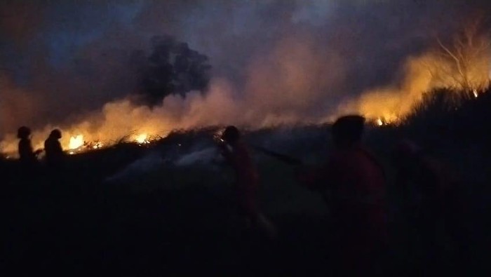 Petugas memadamkan kebakaran lahan di Ogan Ilir