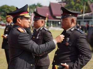 Kapolda Riau Beri Penghargaan 7 Polisi Berprestasi di Hari Bhayangkara ke-79