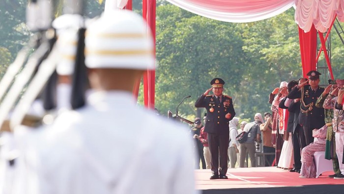 Polda RIau memperingati puncak Hari Bhayangkara ke-79 di kantor gubernur Riau, Selasa (1/7/2025).