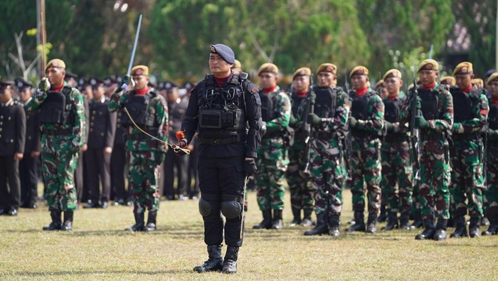 Polda Riau menggelar upacara Hari Bhayangkara ke-79 di kantor Gubernur, Pekanbaru, Riau, Selasa (1/7/2025).