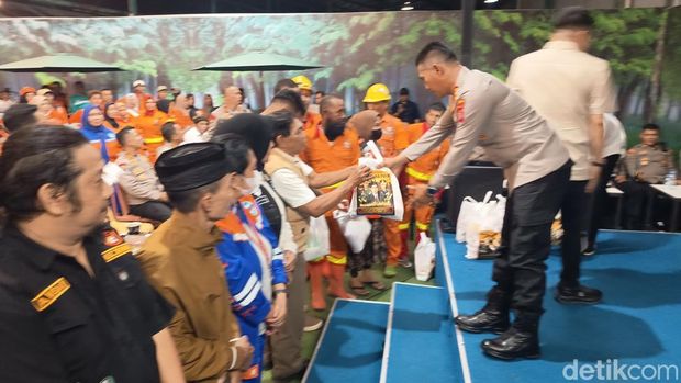 Polda Sulsel bersama relawan dari Yayasan Anak Rakyat membagikan paket sembako kepada masyarakat di Kota Makassar dalam rangka HUT Bhayangkara ke-79.