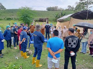 Polisi Ekshumasi Jenazah Guru di Soppeng yang Ditemukan Tewas Dalam Rumah