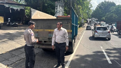 Polisi melakukan olah TKP di lokasi kecelakaan di Jalan Denpasar-Gilimanuk, wilayah Banjar Dakdakan, Desa Abiantuwung, Kecamatan Kediri, Tabanan, Bali, pada Selasa (1/7/2025). (Dok. Istimewa)