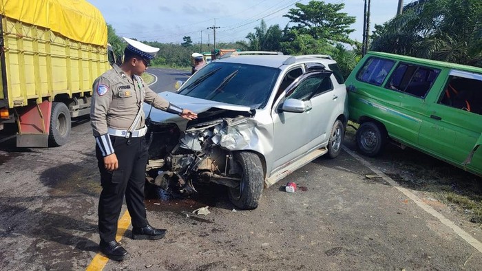 Polisi melakukan olah TKP Terios adu kambing dengan Kijang