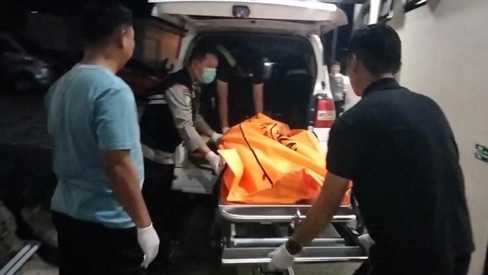Polisi mengevakuasi wanita yang ditemukan tewas bersimbah darah di Kendari.