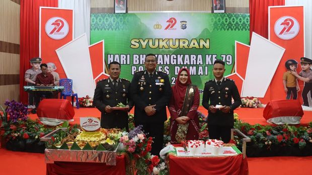 Polres Dumai menggelar syukuran hari Bhayangkara ke-79 dengan melakukan pemotongan tumpeng di kantor Wali Kota Dumai, Selasa (1/7/2025).