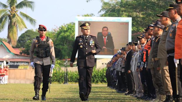 Polres Siak menggelar upacara Hari Bhayangkara ke-79 di depan Istana Siak, pada Selasa (1/7/2025). Upacara dipimpin oleh Kapolres AKBP Eka Ariandy Putra.