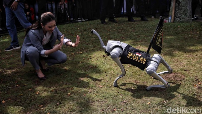 Polri Pamer Robot Polisi di Hari Bhayangkara ke-79 Anggota Polri mengoperasikan robot saat peringatan Hari Bhayangkara ke-79 di kawasan Monas, Jakarta, Selasa (1/7/2025). Robot Polri tersebut bertujuan untuk membantu tugas kepolisian di lapangan.