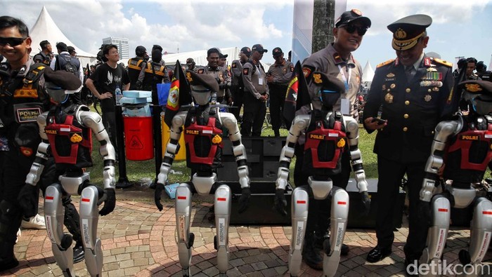 Anggota Polri mengoperasikan robot saat peringatan Hari Bhayangkara ke-79 di kawasan Monas, Jakarta, Selasa (1/7/2025). Robot Polri tersebut bertujuan untuk membantu tugas kepolisian di lapangan.