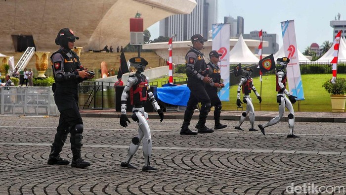 Polri Pamer Robot Polisi di Hari Bhayangkara ke-79 Anggota Polri mengoperasikan robot saat peringatan Hari Bhayangkara ke-79 di kawasan Monas, Jakarta, Selasa (1/7/2025). Robot Polri tersebut bertujuan untuk membantu tugas kepolisian di lapangan.
