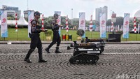 Tujuan penggunaan robot, ketakjuban pada kecanggihan hingga sumber anggaran pengadaan robot-robot tersebut menjadi pembahasan.