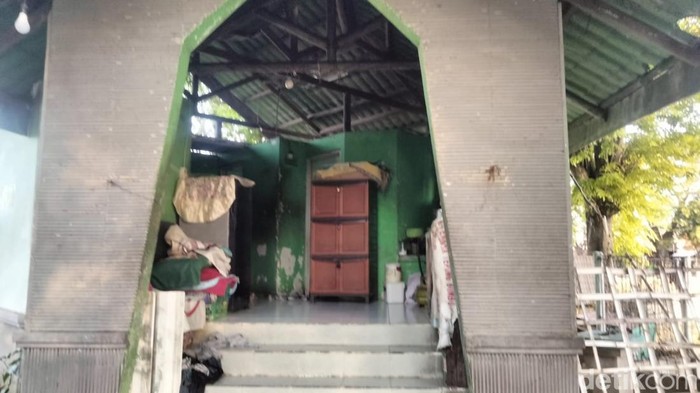 Ponten di Taman Jalan Lumumba, Ngagel yang viral diduga beralih fungsi menjadi tempat tinggal.
