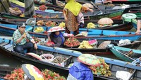 Pasar Terapung Muara Kuin konon sudah ada sejak abad ke-14, bahkan sebelum berdirinya Kerajaan Banjar pada tahun 1595. Lokasinya di atas sungai Barito, muara sungai Kuin, Banjarmasin. Di pasar ini masih umum transaksi barter. Foto: Diskominfotik Banjarmasin