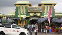 Jogja punya Pasar Beringharjo yang jadi ikon. Pasar ini erat kaitannya dengan keraton Jogja, konon sudah ada sejak sekitar tahun 1758. Sampai sekarang Pasar Beringharjo masih eksis dengan penjaja kuliner hingga batik. Foto: Andra Pradana/Google Image