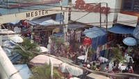 Di Jakarta, Pasar Jatinegara juga termasuk yang tertua di Indonesia. Sejarahnya bermula pada 1661 ketika tokoh masyarakat bernama Cornelis Senen membeli kawasan yang merupakan cikal bakal Meester Passer atau Passer Messer, atau kini dikenal sebagai Pasar Jatinegara. Foto: Wikimedia Commons