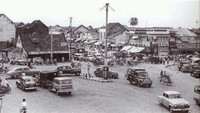 Kawasan Pasar Senen juga terkenal dengan deretan penjaja kulinernya yang nikmat. Pasar ini sudah ada sejak sekitar 1773 dengan nama awal Pasar Snees. Sosok yang mengembangkannya adalah orang Belanda bernama Justinus Vinck. Foto: Seni Budaya Betawi