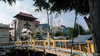 Membicarakan pasar tertua di Jakarta juga tak bisa meninggalkan Pasar Baru yang berdiri sejak 1820. Banyak masyarakat Tionghoa mulai mendirikan toko pada tahun 1877. Sampai sekarang pasar ini masih eksis, termasuk dengan deretan penjaja kulinernya. Foto: Andhika Prasetia/detikcom
