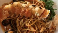 Saat istrinya hamil, bapak satu anak ini jalan-jalan bersama istri ke French Riviera. Keduanya sempat makan di restoran Le Girelier. Salah satu menu yang mereka nikmati adalah pasta dengan topping lobster. Foto: : Instagram @kevin_sanjaya / @valenciatanoe