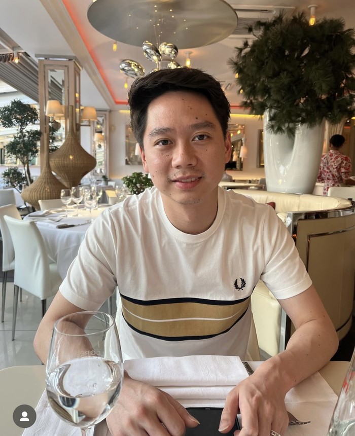 Potret Kevin Sanjaya Saat Kulineran Seru bareng Istri
