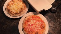 Ada lagi momen ketika pria kelahiran 1995 itu liburan bersama keluarga kecilnya ke Bali. Mereka menikmati pizza topping keju dan pepperoni. Foto: : Instagram @kevin_sanjaya / @valenciatanoe