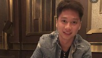 Menantu Harry Tanoesoedibjo ini tampaknya suka kue cokelat. Dalam salah satu unggahannya, ia memamerkan pose dengan sepiring kue cokelat di depannya. Ia menulis keterangan, “Hidup terlalu pendek untuk menolak kue cokelat.” Foto: : Instagram @kevin_sanjaya / @valenciatanoe