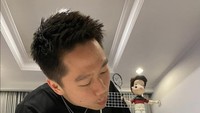 Kevin Sanjaya, mantan atlet badminton Indonesia yang kini diangkat sebagai direktur MNC Vision. Perusahaan ini merupakan milik mertuanya, Harry Tanoesoedibjo. Foto: : Instagram @kevin_sanjaya / @valenciatanoe