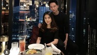 Sejak pacaran, atlet peraih banyak medali ini juga pernah membagikan momen bersama Valencia. Salah satunya ketika merayakan ulang tahun Valencia di restoran fine dining. Makanan dan minuman pun telah tersaji di meja mereka. Foto: : Instagram @kevin_sanjaya / @valenciatanoe