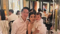 Menggunakan baju serba putih, mantan atlet badminton ganda putra dan campuran Indonesia itu sempat makan bersama istri dan anaknya di sebuah acara di California, Amerika Serikat. Foto: : Instagram @kevin_sanjaya / @valenciatanoe