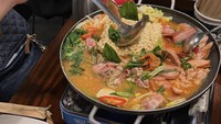 Momen makan di luar negeri kembali dibagikan oleh Kevin dan istrinya. Kali ini peraih medali emas pada Pesta Olahraga Asia Tenggara 2015 itu menikmati olahan mie kuah dan ayam goreng di salah satu restoran di Australia. Foto: : Instagram @kevin_sanjaya / @valenciatanoe