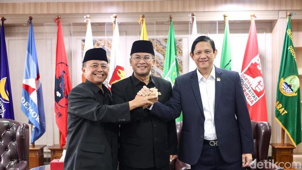 Potret Sekda Jabar Herman Suryatman (kiri), Wakil Gubernur Jabar Erwan Setiawan (tengah) dan Wakil Ketua DPRD Jabar MQ Iswara (kanan)