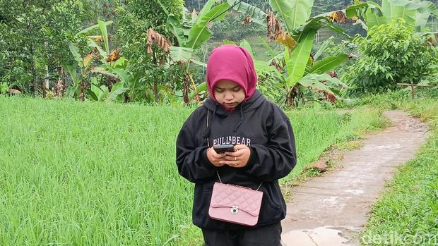 Potret warga Talagasari, Kecamatan Banjarsari mencari sinyal internet