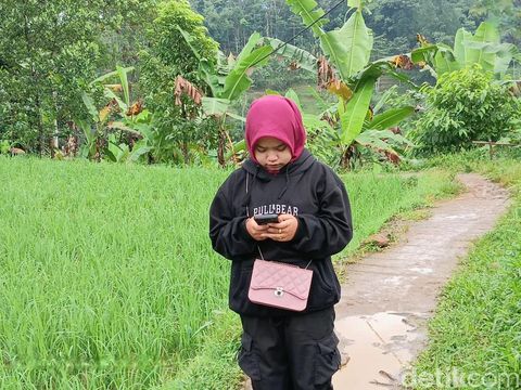 Potret warga Talagasari, Kecamatan Banjarsari mencari sinyal internet
