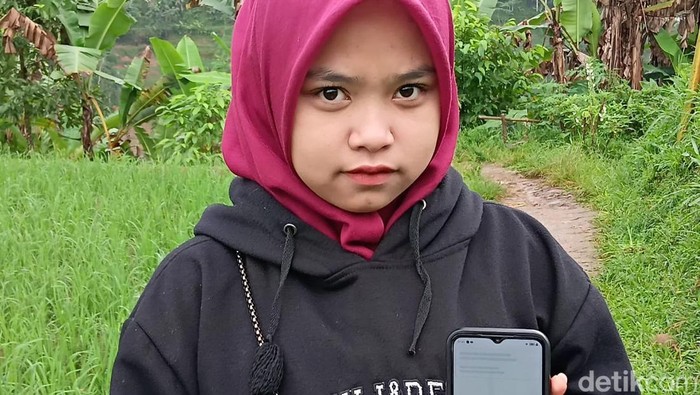 Potret warga Talagasari, Kecamatan Banjarsari mencari sinyal internet