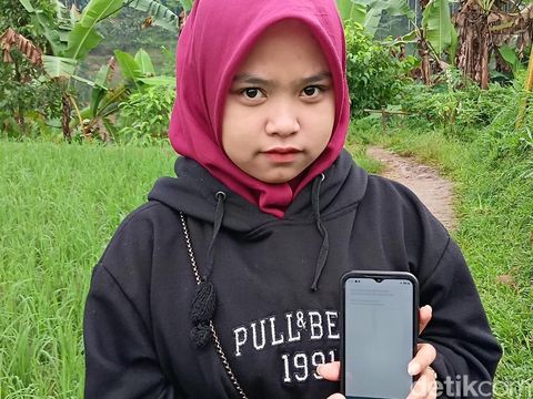 Potret warga Talagasari, Kecamatan Banjarsari mencari sinyal internet