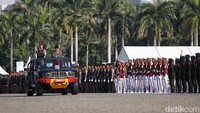 Presiden RI Prabowo Subianto bertindak sebagai inspektur upacara dan melakukan inspeksi pasukan bersama Kapolri Jenderal Listyo Sigit Prabowo saat peringatan HUT Bhayangkara ke‑79 di kawasan Monumen Nasional, Jakarta, Selasa (1/7/2025).  