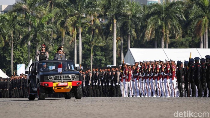 Presiden RI Prabowo Subianto bertindak sebagai pengawas upacara dan melakukan inspeksi pasukan berbareng Kapolri Jenderal Listyo Sigit Prabowo saat peringatan HUT Bhayangkara ke‑79 di area Monumen Nasional, Jakarta, Selasa (1/7/2025).