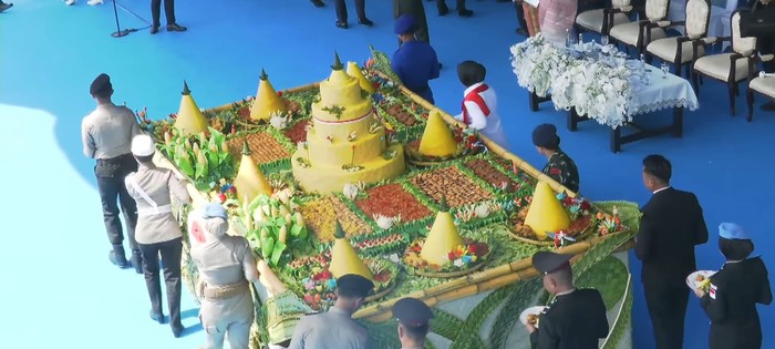 Prabowo potong tumpeng di Hari Bhayangkara ke-79 di Monas, Jakarta Pusat.