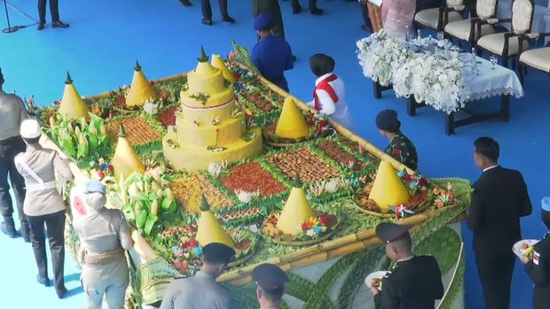 Prabowo potong tumpeng di Hari Bhayangkara ke-79 di Monas, Jakarta Pusat.