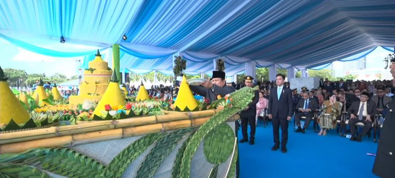 Prabowo potong tumpeng di Hari Bhayangkara ke-79 di Monas, Jakarta Pusat.