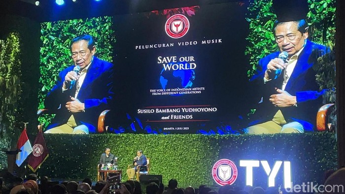 Presiden ke-6 RI, Susilo Bambang Yudhoyono (SBY) dalam peluncuran video musik Save Our World di Djakarta Theater, Jakarta Pusat (Dwi R/detikcom)