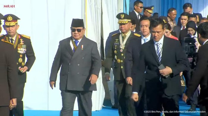 Presiden Prabowo dan Wapres Gibran menghadiri puncak peringatan Hari ke-79 Bhayangkara. Kapolri Jenderal Sigit menyambut langsung keduanya saat tiba di Monas. (Tangkapan layar YouTube).