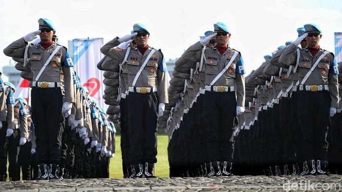 Presiden Prabowo Subianto bersama Kapolri Jenderal Listyo Sigit Prabowo mengecek pasukan saat Hari Bhayangkara ke-79 di Monas, Jakarta Pusat, Selasa (1/7/2025). Prabowo dan Kapolri mengecek pasukan dengan menaiki kendaraan Maung.