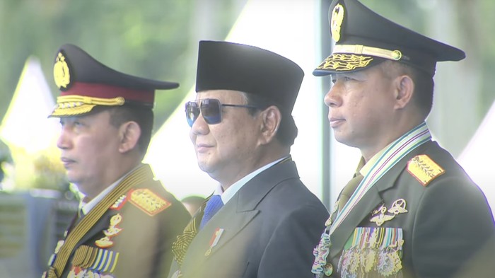 Presiden Prabowo Subianto didampingi Kapolri Jenderal Listyo Sigit Prabowo dan Panglima TNI Jenderal Agus Subiyanto saat Hari Bhayangkara ke-79 di Monas