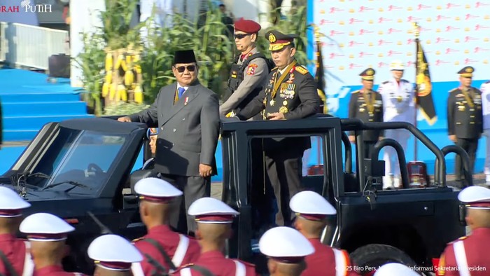 Presiden Prabowo Subianto ditemani Kapolri Jenderal Listyo Sigit Prabowo melakukan pemeriksaan pasukan HUT Bhayangkara ke-79 di Monas, Jakarta Pusat, Selasa (1/7/2025).