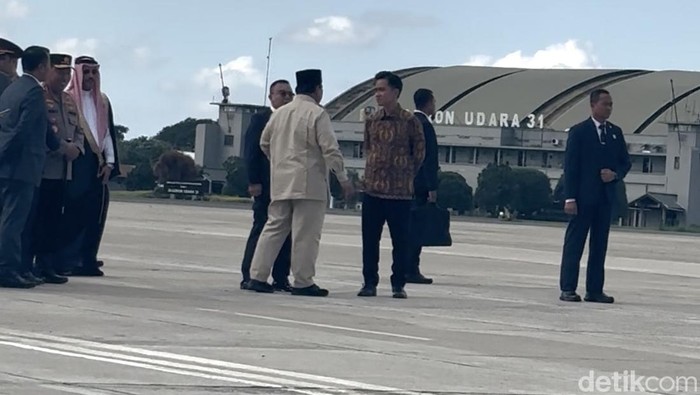Momen Wakil Ketua DPR Sufmi Dasco Ahmad mengajak Presiden Prabowo Subianto berbincang sesaat Prabowo hendak melakukan lawatan ke luar negeri di Lanud Halim, Jakarta Timur, Selasa (1/7/2025).