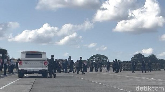 Presiden Prabowo Subianto sempat memantau kontingen RI latihan di Lanud Halim Perdanakusuma untuk tampil pada defile Bastille Day di Paris, Prancis. (Firda CA/detikcom)