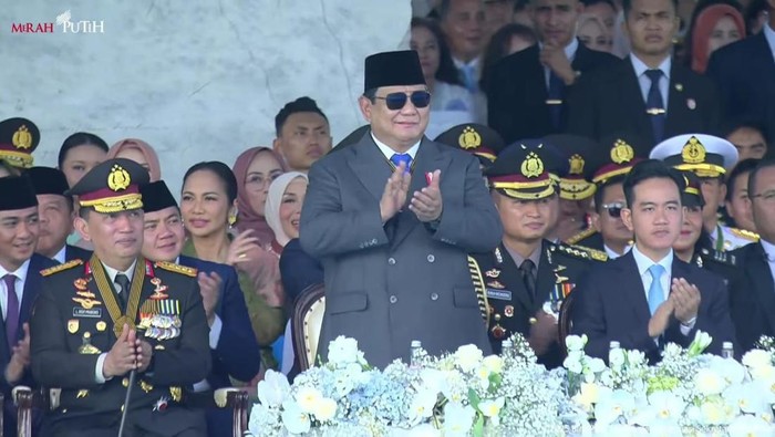 Presiden Prabowo Subianto terlihat tersenyum dan tepuk tangan dalam setiap atraksi yang disuguhkan Polri di Hari Bhayangkara ke-79. (Tangkapan layar YouTube Setpres).