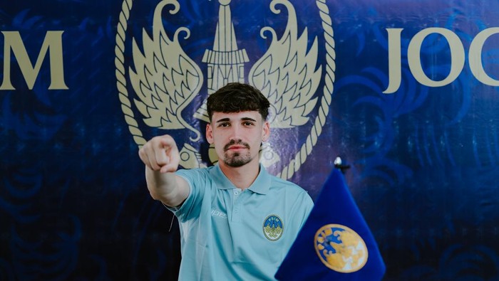 PSIM Jogja ketika memperkenalkan striker asing barunya, Deri Corfe. Foto diunggah Selasa (1/7/2025).