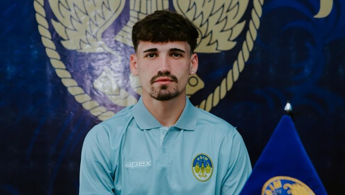PSIM Jogja ketika memperkenalkan striker asing barunya, Deri Corfe. Foto diunggah Selasa (1/7/2025).